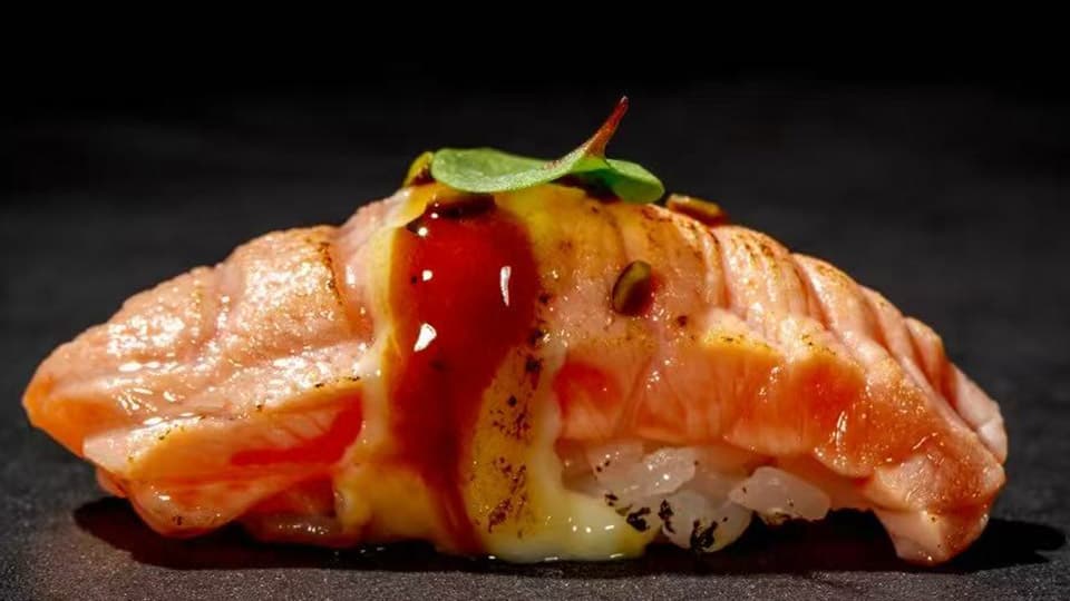 Imagem do menu N31. Nigiri salmão flambado